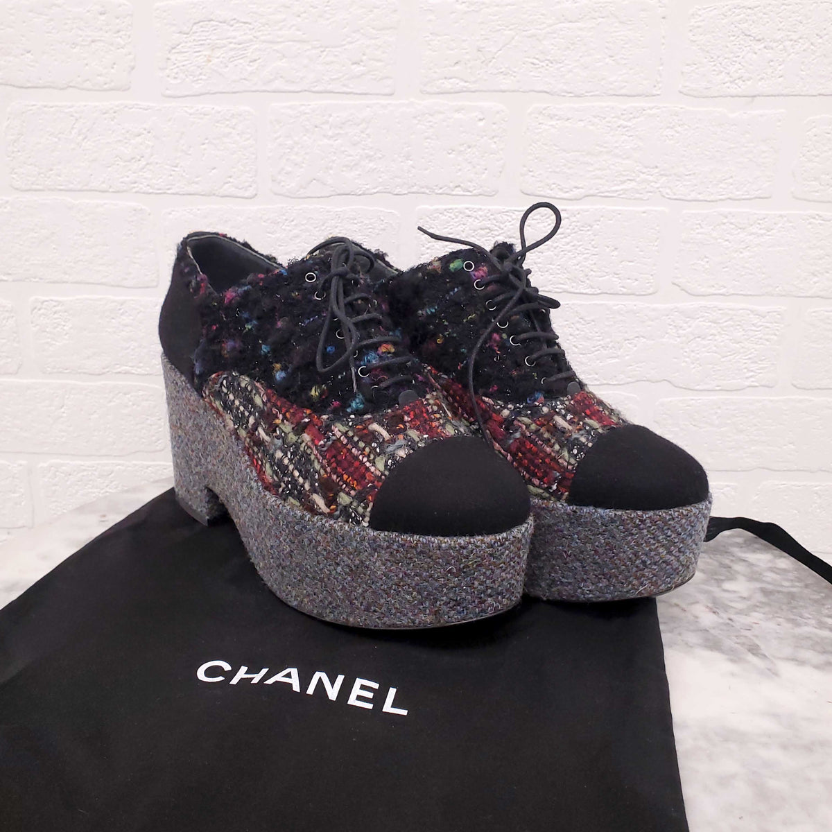 CHANEL GREY TWEED AND FELT PLATFORM OXFORDS - SIZE 39.5