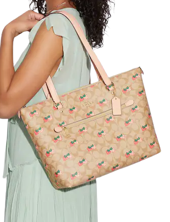 Coach Gallery Tote In Signature Canvas With Strawberry Print